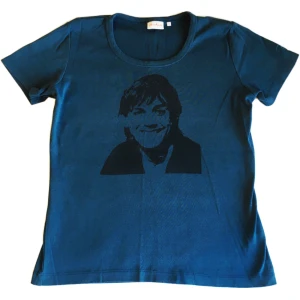 Iggy Pop band tröja/ T-shirt med tryck/ Graphic topp  - Mörkblå topp med handtryckt Iggy Pop tryck på! 100% Bomull 