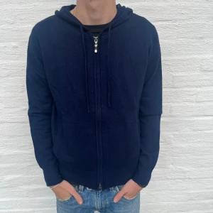 Kashmir & Merino Zip Hoodie  - Stilren zip hoodie med blandning av kashmir och merinoull.  Riktigt skön passform. Använd 2-3 gånger, inga defekter! Hör av dig vid minsta intresse eller fundering!! 🤗 Storlek: XS Modellen på bilden är 172