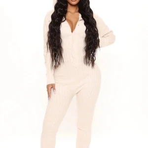 Beige ribbad jumpsuit med huva - Säljer en snygg och bekväm stickad jumpsuit från Fashion Nova i storlek S. Denna jumpsuit har en kroppsnära passform som sitter väldigt fint på och kommer med en luva för en mysig look. Längden passar perfekt för dig som är omkring 166-168 cm.  Använd endast en gång och är i nyskick – en modern och bekväm outfit för vardag och hemmamys!  Vänligen läs min bio innan du gör ett köp; där hittar du bland annat information om leveransprocessen med mera 😊  #fashionnovajumpsuit #kroppsnära #trendiglook 