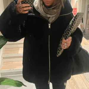 Arket teddyjacka - Såå snygg trendig höstjacka från arket 😍😍😍 endast använd förra hösten så väldigt bra skick