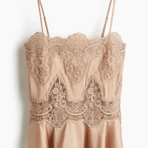 Beige spetslinne med volangkant - Supersnygg beige linnetopp med tunna axelband och vacker spetsdetalj framtill. Aldrig använd lappen kvar ❤️