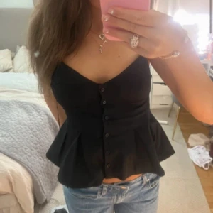 Svart Zara topp  - En slutsåld så trendig svart topp från Zara!