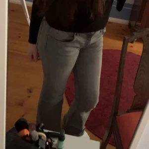 Grå bootcut jeans från Lager 157 - Säljer ett par gråa bootcut jeans från lager 157. Använda fåtal gånger och i fint skick, skriv privat för mått💗