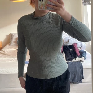 Grön polo!🍵 - Grön polo i lite stickat material! Väldigt mjuk och skön till vintern, köpt på Zalando🍵