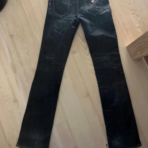 Guess jeans  - Säljer ett par jätte fina mörkblåa guess jeans köpte här på Vinted men passa inte mig  Mått finns på bilderna  Skriv vid frågor 💕