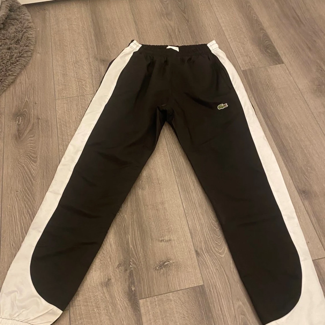 Svarta Lacoste mjukisbyxor med vita detaljer - 4