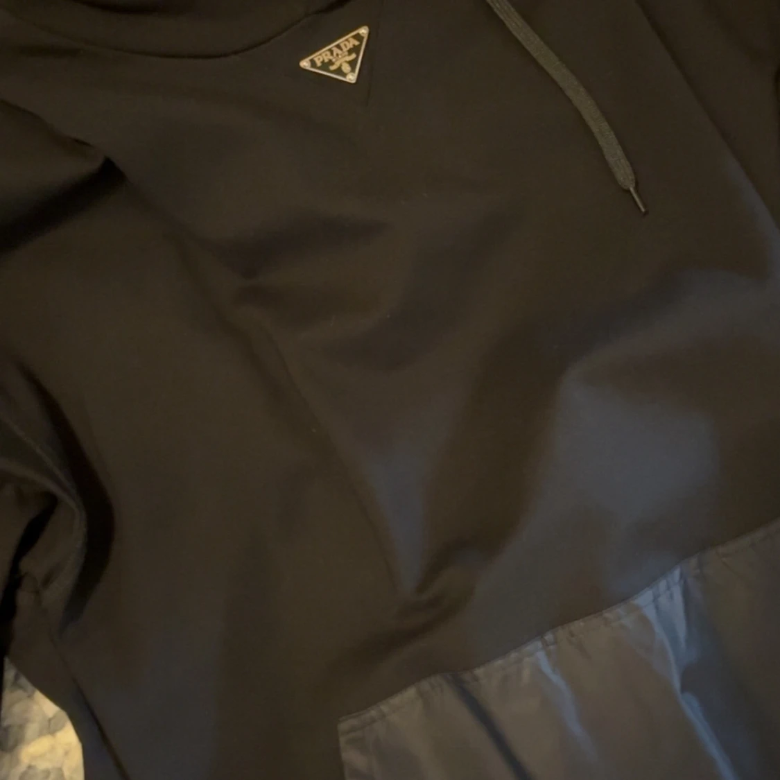 Svart hoodie från Prada med ficka - 1