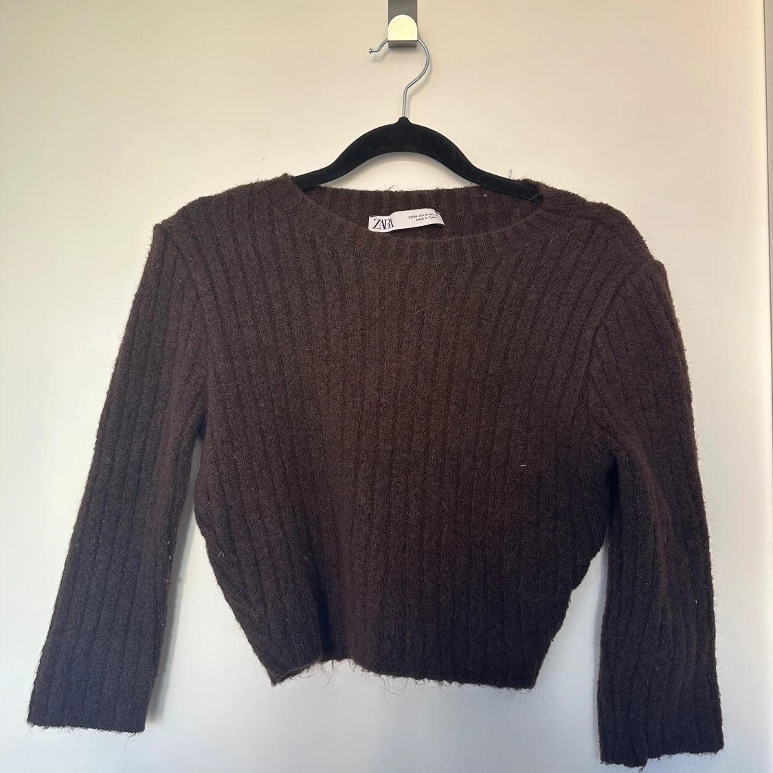 Brun ribbad stickad tröja från Zara