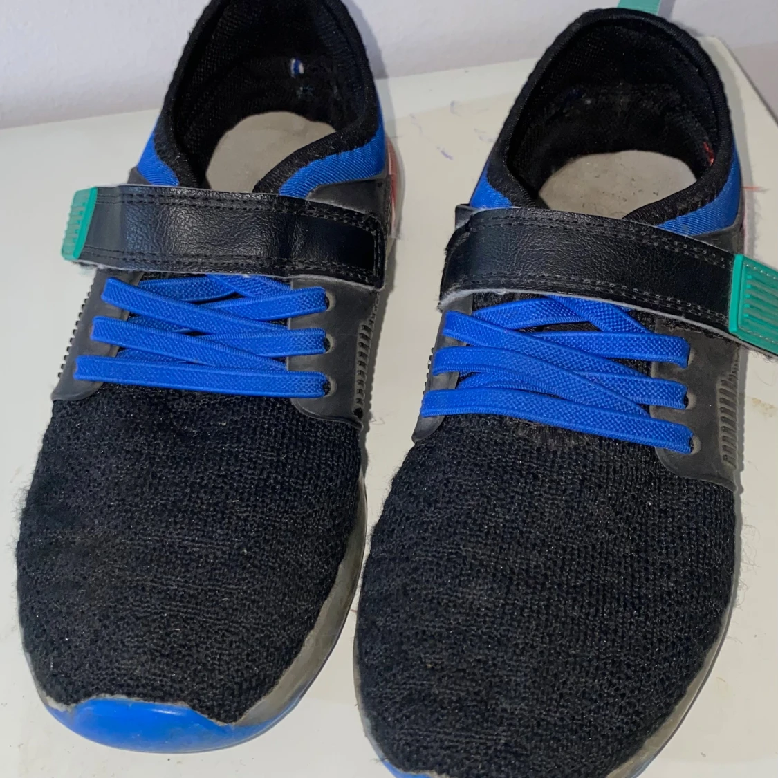 Svarta sneakers med blå detaljer - 1