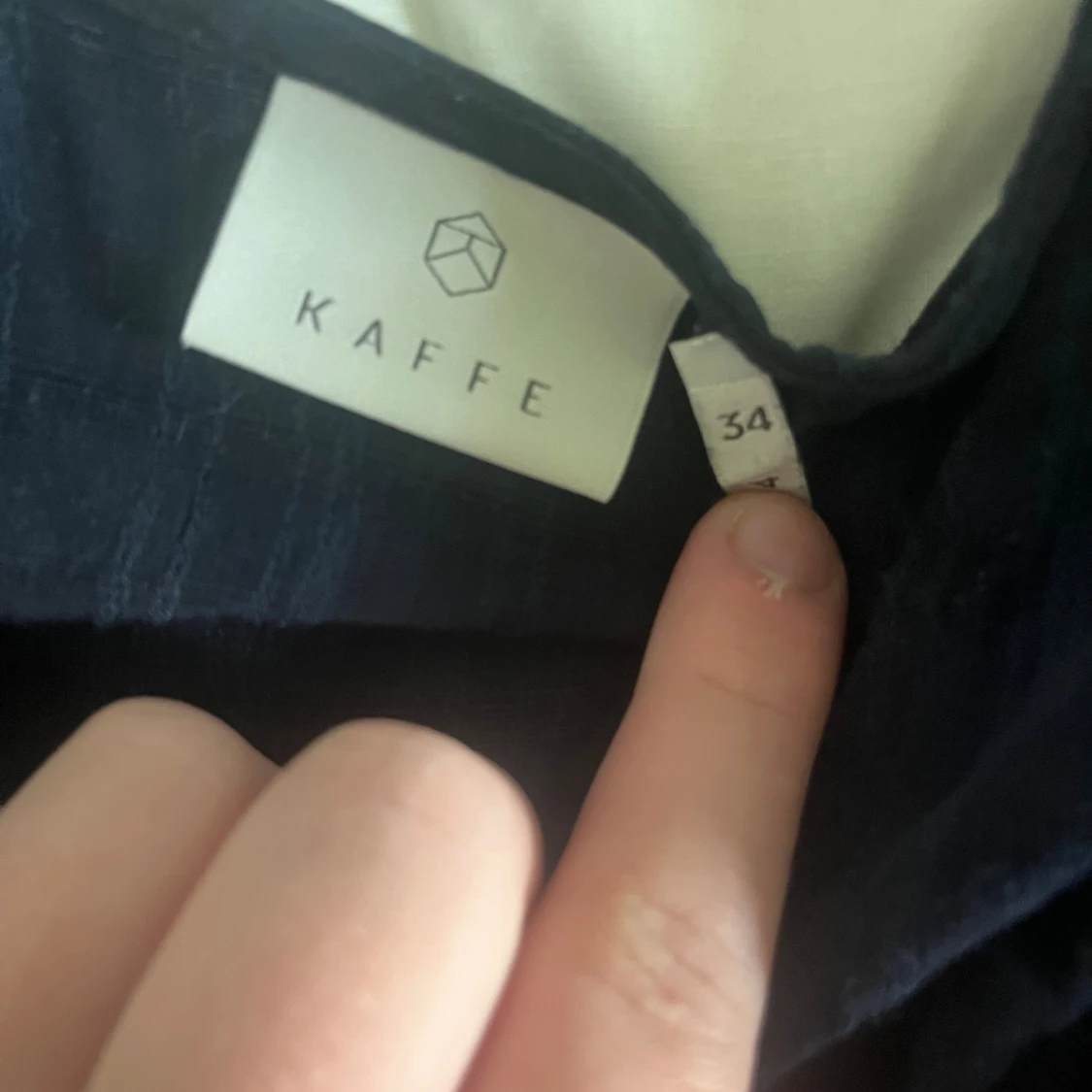 Mörkblå blus med v-ringning från Kaffe - 1