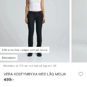 Svarta kostymbyxor med låg midja - Snygga svarta kostymbyxor med låg midja och rak passform. Perfekta för en clean och stilren look. Byxorna har klassiska detaljer och är tillverkade i ett mjukt material som sitter skönt hela dagen. Storlek 38 kort längd passar mig som brukar ha S. säljer då dom inte kommer till användning 