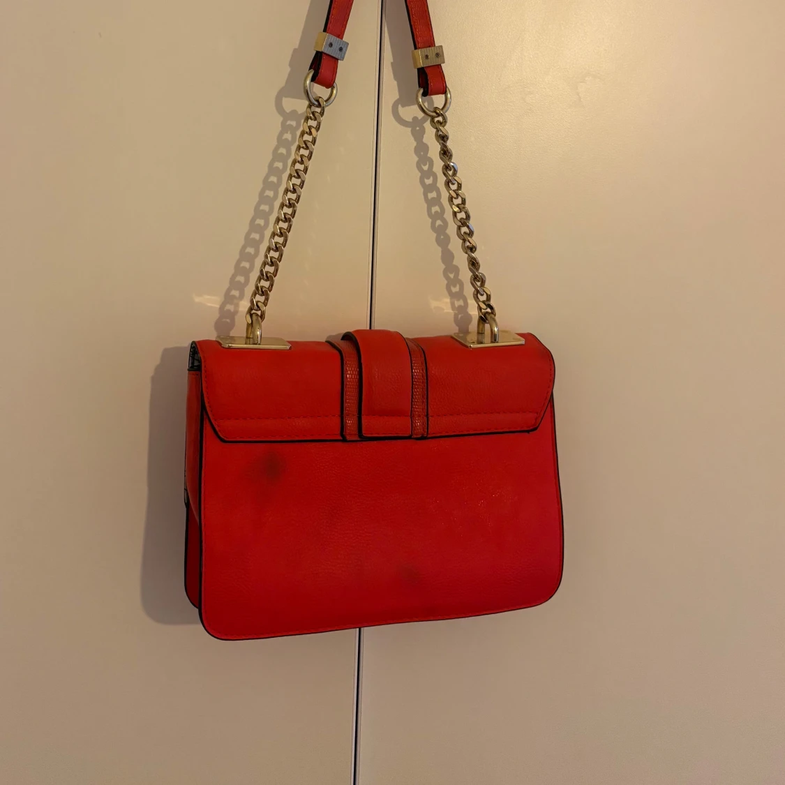 Röd axelväska med kedjerem - 1