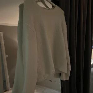 Beige stickad tröja med lång ärm - Super fin vit stickad tröja, perfekt till hösten❣️Tveka inte på att höra av er vid frågor eller funderingar!