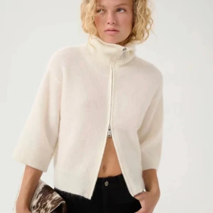 Vit stickad cardigan kofta från Gestuz  - Helt ny och oanvänd stickad kofta/ trekvartjacka från Gestuz ❤️ 