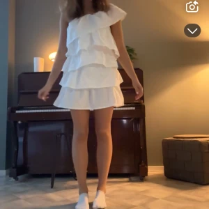 Vit volang ”ruffle dress” studentklänning anielle label  - Superfin volang klänning ifrån anielle label. Helt fläckfri och som ny, endast använd en gång på min egen student 😊Passar allt från XS till M. Första två bilderna är mina!