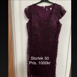 Vinröd glittrig klänning med spets - Använd en gång, finns i Göteborg 