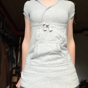 Y2K babydoll topp - En grå och rosa trendig babydoll top med luva i barnstorlek men som även passar XXS och XS! Ser ut att va lite äldre H&M men är i mycket bra skick!
