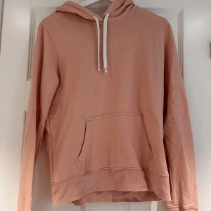 Hoodie - Rosa/korall hoodie från H&M i storlek M💕