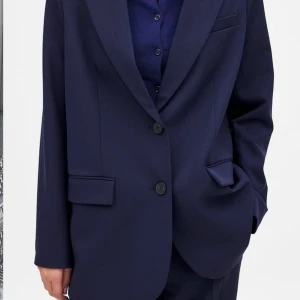 Mörkblå kavaj - Snygg mörkblå oversized kavaj ifrån nakd, använd fåtal gånger så i bra skick