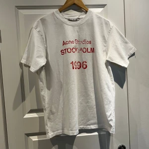 Acne Studio Stockholm 1996 T-shirt  - Tjena säljer denna helt nya, jättesnygga T-shirten från Acne Studios i den finaste modellen. Tröjan är i storlek S och den är unisex. Skriv gärna vid intresse! 