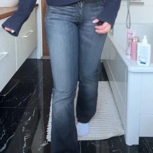 Seven for all mankind mörkblå bootcut jeans - Super coola seven for av mankind jeans med snygga detaljer på fickorna! Dom har inte kommit till användning så mycket så inte någon defekt! Bootcut och låg/mid waist. Midjemått 34 och innerbenslängd: 79 cm då jag sprättat ner kanten😍