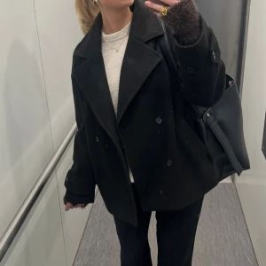 Svart kavaj från Nelly - Säljer denna fina kappa från Nelly, börjat bli något nopprig, men fortsatt i bra skick! 🩷