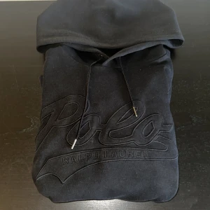 Polo Ralph hoodie - [Unik RL hoodie] [Strl: S] [Skick 8/10] Hör gärna av dig om du har funderingar! Pris är disskuterbart, mvh Edvin💫