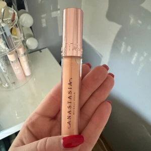Anastasia Beverly Hills Lipgloss Cantaloupe - Köpte idag men missade att det var glitter i, så det nu när jag kom hem. Slängde kartongen på tåget så den kommer inte med. Men självaste produkten har jag aldrig öppnat, priset kan diskuteras❤️