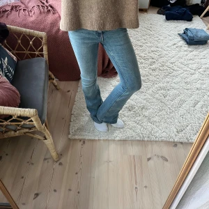 Blå bootcut jeans med låg midja - Snygga ljusblå jeans med bootcut och låg midja. Jeansen är från Gina tricot i storlek 34 och är i mycket bra skick.