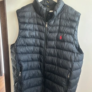 Raph Lauren Colden packable Water-Repellent Giet  - Vattentät Raph Lauren väst som inte har några defekter och som knappt använts, som ny. Nypris 3595. Modell Colden packable Water-Repellent Gilet