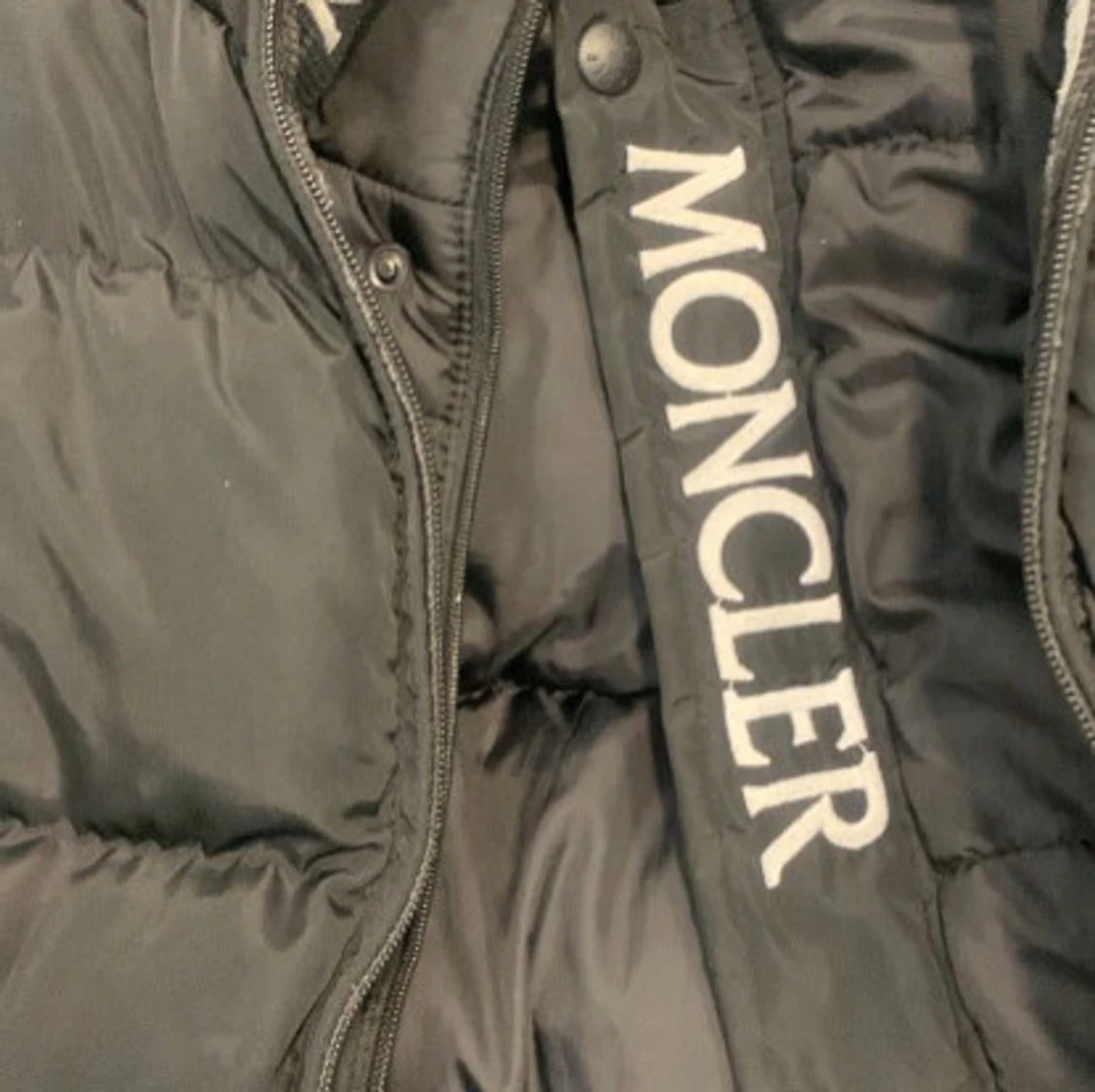 Svart Moncler dunjacka med huva - 2