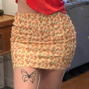 Motel - Blommig kortkjol - Supersöt kortkjol med blommigt mönster. Kjolen har en figurnära passform och är perfekt för dig som gillar en feminin och trendig stil.