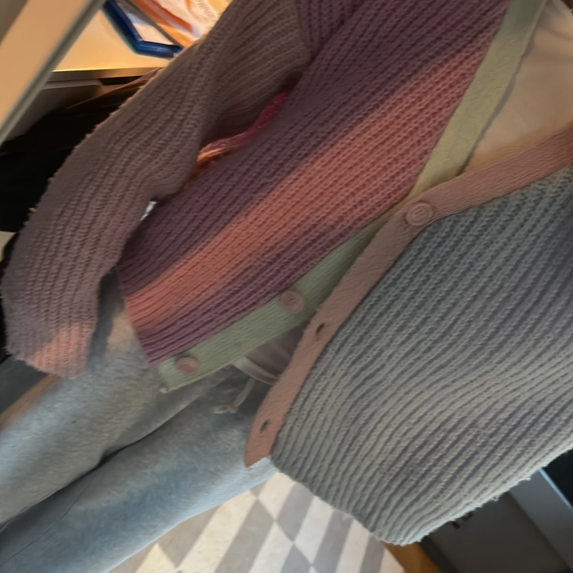 Pastellfärgad kofta från Pieces storlek s