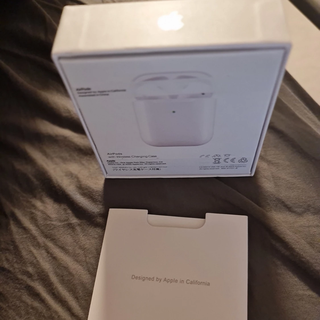 Apple AirPods med trådlöst laddningsetui - 2