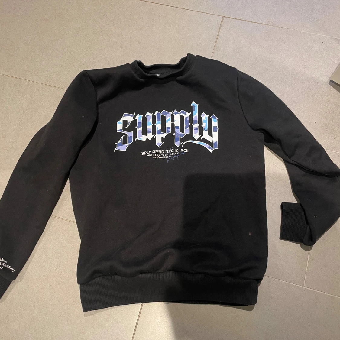 Svart sweatshirt Supply & Demand
