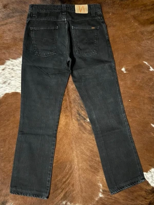 Nudie LowSlimJim slim/bootcut - Tjena! Säljer dessa riktigt feta nudie jeans, W31/L34 men förkortade till L30, hör av dig vid funderingar!🙌