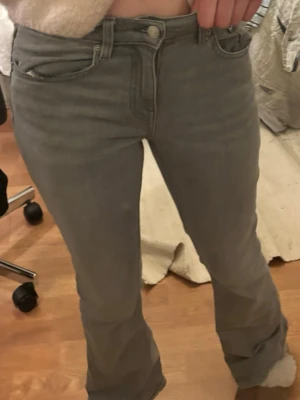 Gråa jeans - Skitsnygga dem är uppsydda o passar någon som är runt 160 cm