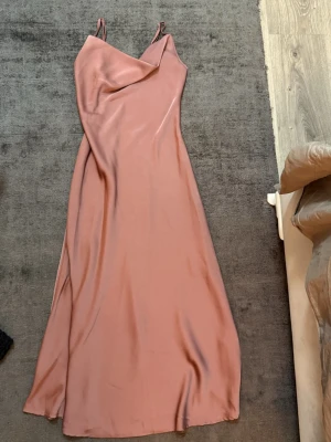 Siden klänning  - Siden klänning, Xs men passar mig som har S 