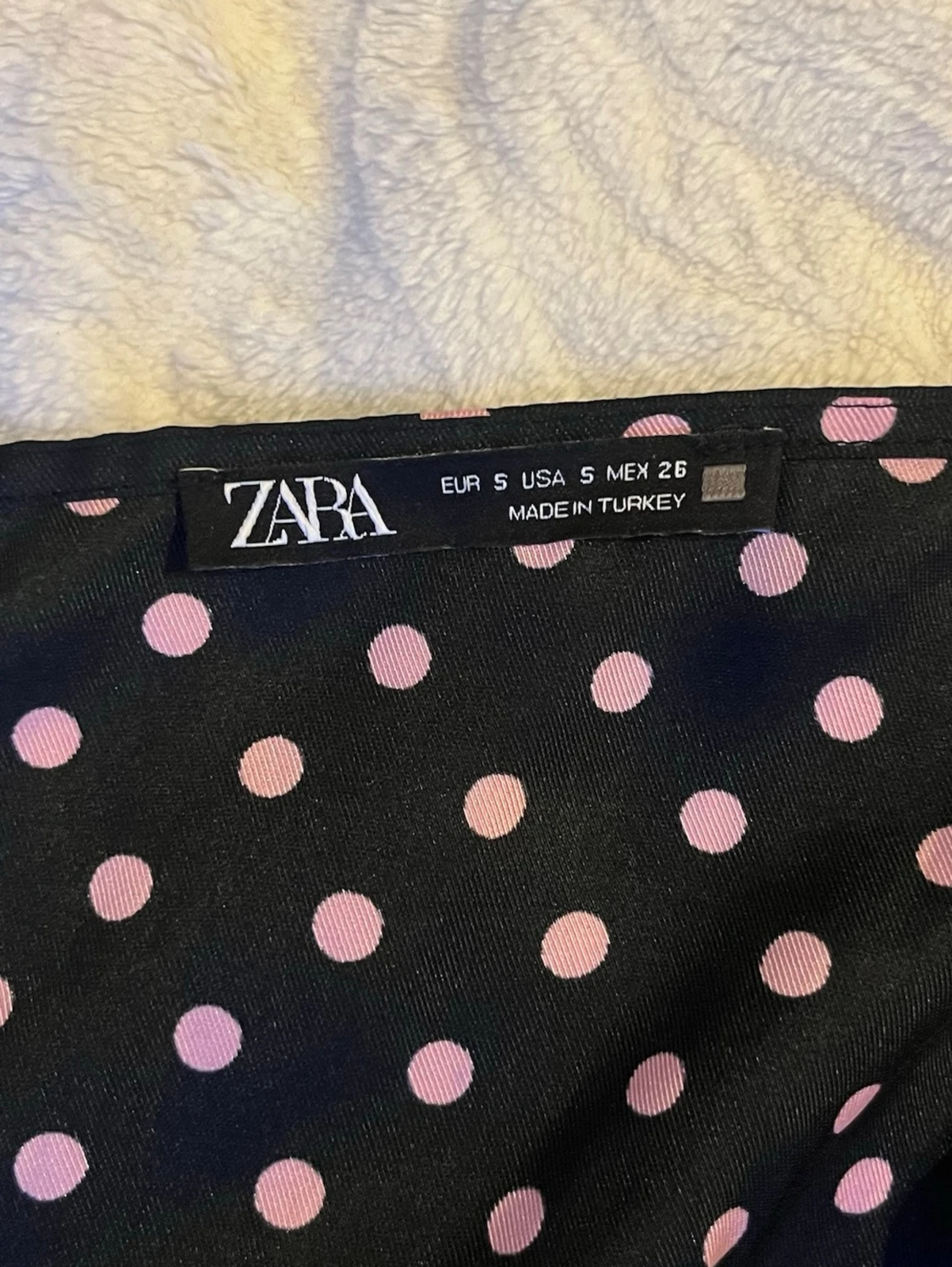 Svart prickig kort klänning - 3