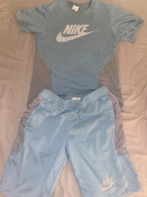 Nike sommar dress - En fin baby blå nike sommar dress. Nytt pris för dressen 1199kr. Då t-shirten är i storlek XS och shortsen i S.