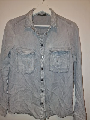 Ljusgrå skjorta från Mango Jeans - Ljusgrå skjorta från Mango Jeans. Långärmad modell med avslappnad passform, perfekt till jeans eller kjol. Finare struken.