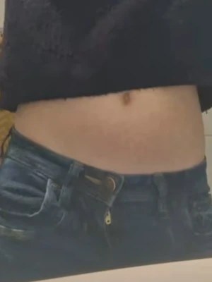 Fina Ltb jeans! - Bilden är för att visa hur låga de är. Säljer mina ltb jeans för dom börjar bli för korta. Jag är ca 163. Dom är i storlek 24/30. Dom är lite lösa där bak på mig för tyget har slitits lite men fof jättefina. Bättre bilder kan skickas vid intresse🥰Skriv om du är intresserad!