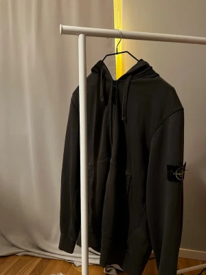 Stone Island Hoodie - Klassisk stone hoodie, orangea finns även inne, pris kan diskuteras