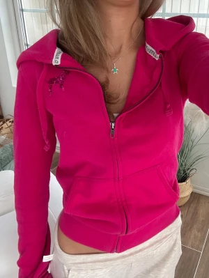 Pink! Zip - En zip från Pink i storlek S. Kan upplevas något större i storlek, likt en M. En fläck på ärm - se bild. Jag fraktar inom 24h, frakt med PostNord prioriteras. Se liknande plagg i min profil!