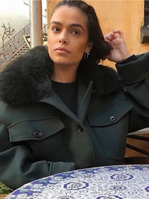 Meotine jacka! - Säljer en mörkgrön jacka med stor, fluffig fuskpäls-krage. Jackan har en boxig passform, stora fickor med lock och knappar framtill. Perfekt för dig som vill ha en cool och trendig look med extra detaljer. Passar snyggt till jeans eller kjol. En knapp har åkt av vid armen men inget som märks när man har på dig den.