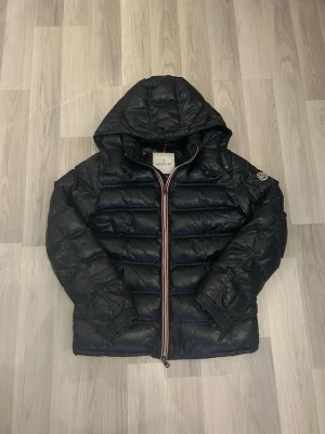 Svart Moncler Enfant - Moncler enfant jacka | Storlek - 1/s | Skick - 7,5/10 | Äkta | Nypris - 12 000kr | Hör av er vid frågor eller funderingar 🙌