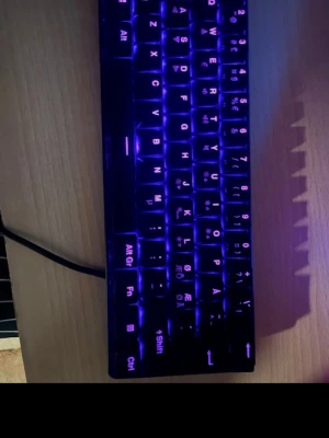 NOS RGB Mekaniskt Tangentbord - Snyggt mekaniskt tangentbord från NOS med RGB-belysning och nordisk layout. Ansluts via USB och har tydliga, bakgrundsbelysta tangenter. Perfekt för gaming eller kontor. Tangentbordet är i gott skick utan synliga defekter eller slitage.