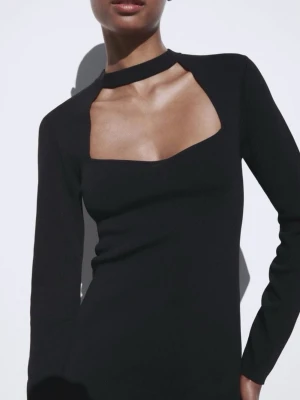 Svart långärmad choker topp från Zara - Säljer en svart långärmad topp från Zara med unik fyrkantig urringning och choker-detalj runt halsen. Toppen finns inte att köpa längre och säljer då den inte kommer till använing, därav mycket bra skick! Storlek S