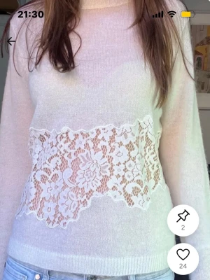 SÖKER ZARA TRÖJA  - SÖKER DENNA TRÖJA 🤍 Hej! Letar efter denna vita stickade tröja med spetsdetalj runt midjan (se bild). Om du säljer den eller har sett den — hör gärna av dig! 💌 Storlek: Xs eller S 