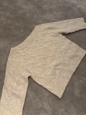 Stickad off shoulder tröja  - Stickad off shoulder tröja med kortare ärmar.